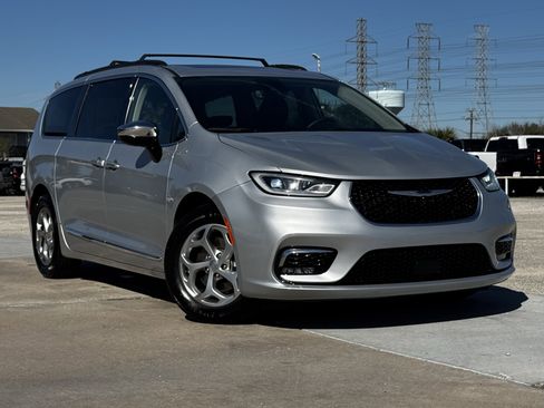 Used 2023 Chrysler Pacifica Limited image 2