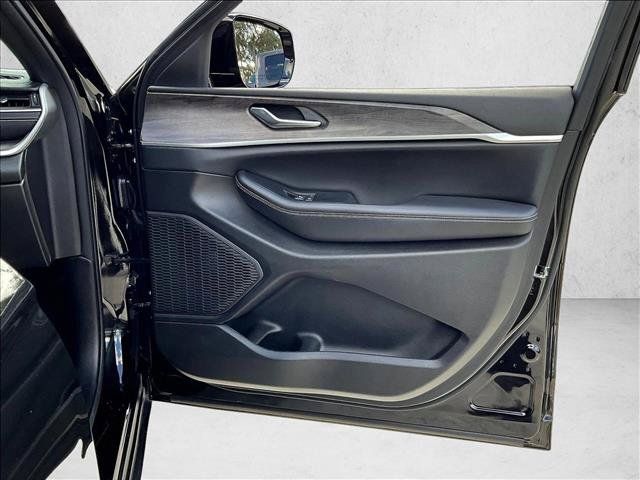 Used 2024 Jeep Grand Cherokee L Limited w/ Black Appearance Package AWD/4WD image 15