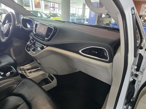Used 2023 Chrysler Pacifica Touring-L FWD image 13