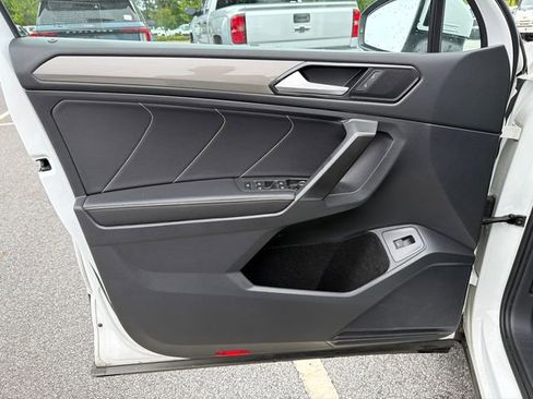 Used 2022 Volkswagen Tiguan SE w/ Panoramic Sunroof Package FWD image 10