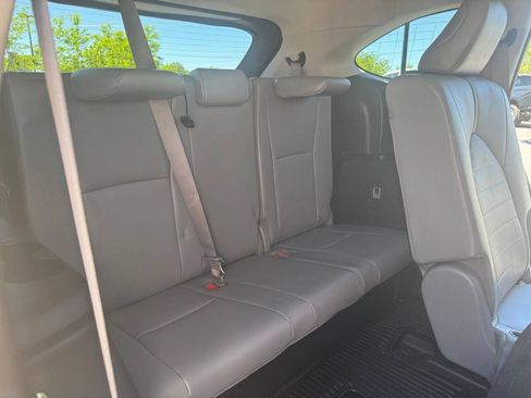 Used 2021 Toyota Highlander XLE AWD/4WD image 32