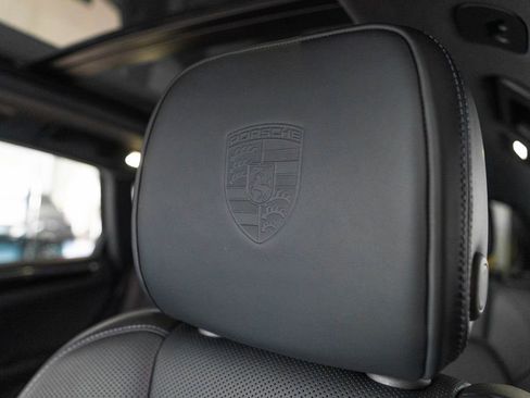 Certified 2026 Porsche Macan AWD/4WD image 6
