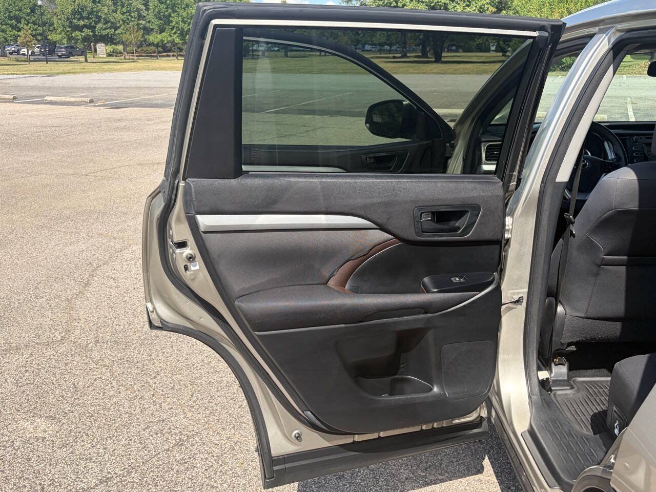 Used 2016 Toyota Highlander LE FWD image 17