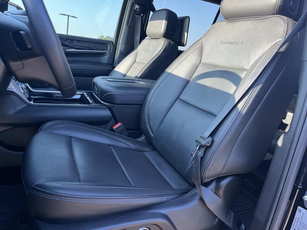 Used 2023 GMC Yukon XL Denali w/ Advanced Technology Package AWD/4WD image 37