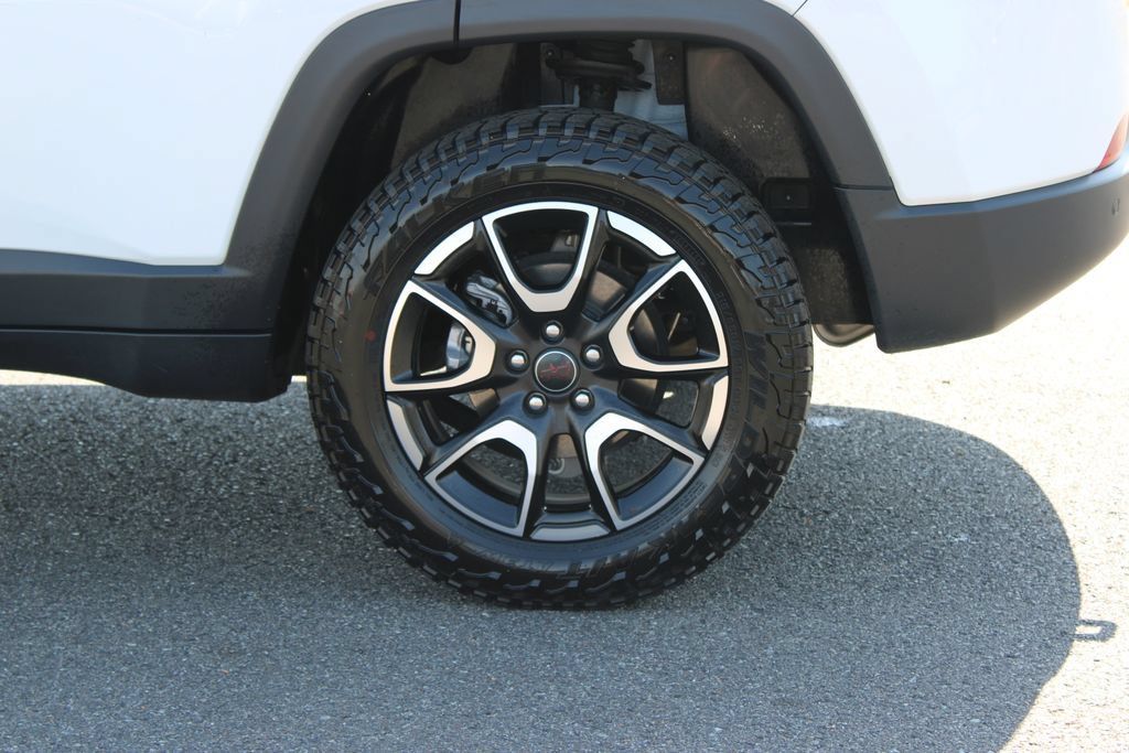 Used 2025 Jeep Compass Trailhawk AWD/4WD image 17