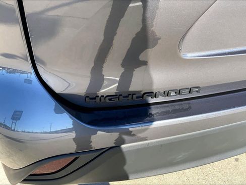 Used 2023 Toyota Highlander LE image 10