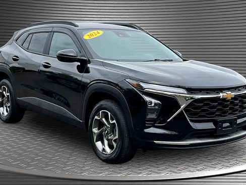 Used 2024 Chevrolet Trax LT w/ Driver Confidence Package FWD image 1