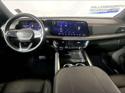 Used 2025 Chevrolet Suburban Z71 AWD/4WD image 11