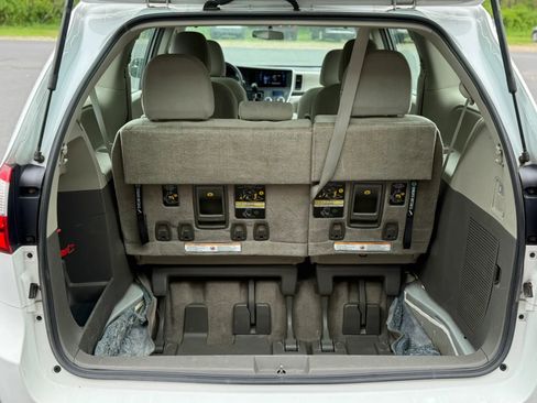 Used 2015 Toyota Sienna L FWD image 38