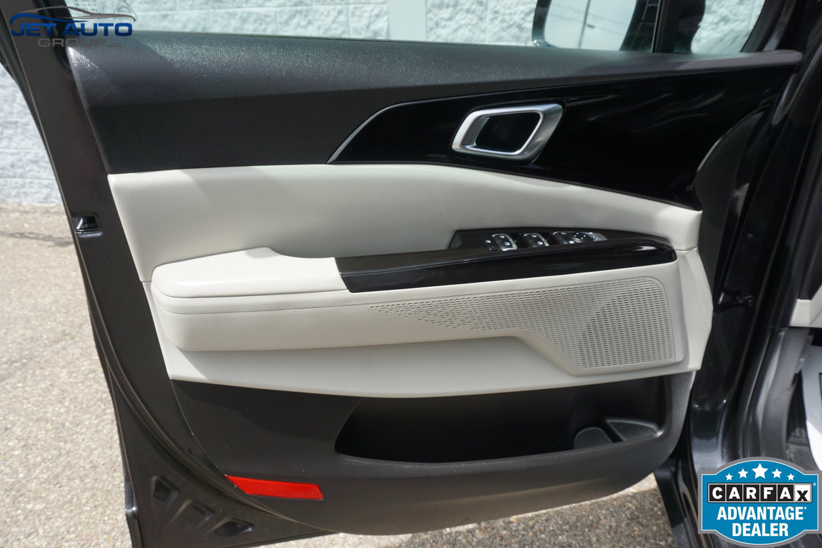 Used 2023 Kia Carnival EX FWD image 28