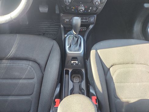 Used 2019 Jeep Renegade Latitude w/ Cold Weather Group image 19