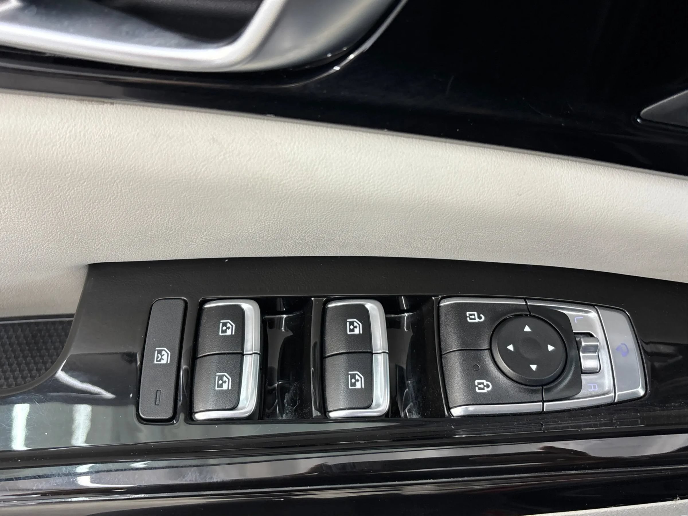 Used 2024 Kia Carnival SX FWD image 40