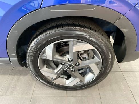 Used 2025 Hyundai Venue SEL image 8