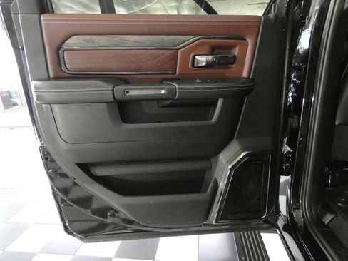 Used 2025 RAM 2500 Limited AWD/4WD image 32