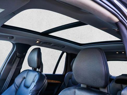 Used 2022 Volvo XC90 T8 Inscription Expression w/ Climate Package image 11