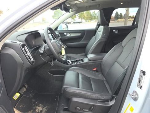 Used 2025 Volvo XC40 B5 Plus image 2