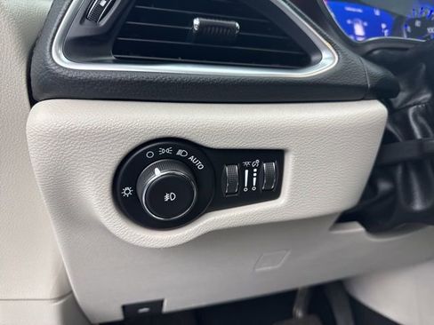 Used 2020 Chrysler Pacifica Limited w/ Advanced Safetytec Group image 34