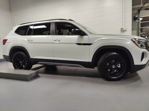 Used 2024 Volkswagen Atlas Peak Edition SEL image 3