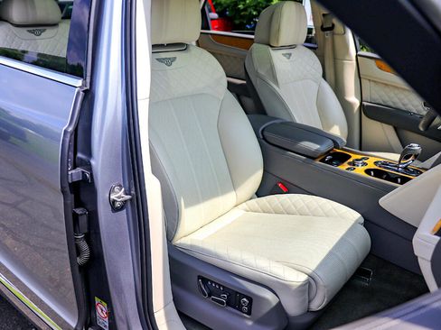 Used 2017 Bentley Bentayga W12 AWD image 38