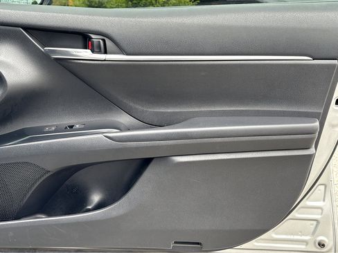 Used 2020 Toyota Camry LE FWD image 9