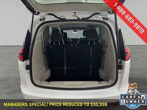 Used 2024 Chrysler Pacifica Select image 15