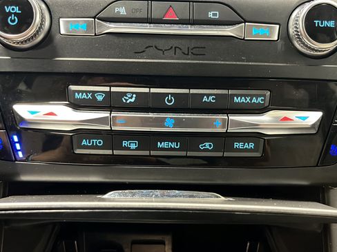 Used 2020 Ford Explorer Platinum w/ Premium Technology Package AWD/4WD image 18