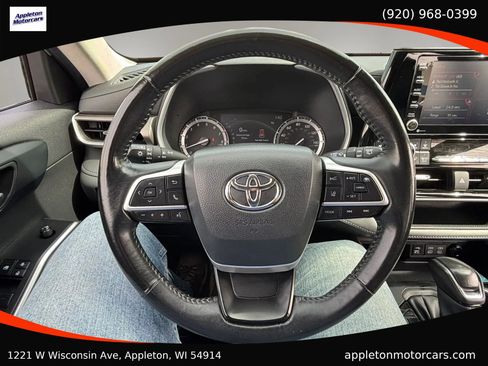 Used 2022 Toyota Highlander XLE AWD/4WD image 21