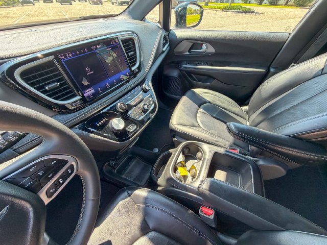 Used 2025 Chrysler Pacifica Select FWD image 16