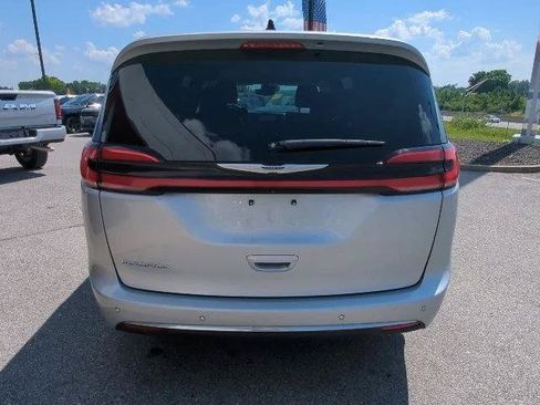 Certified 2024 Chrysler Pacifica Touring-L FWD image 12