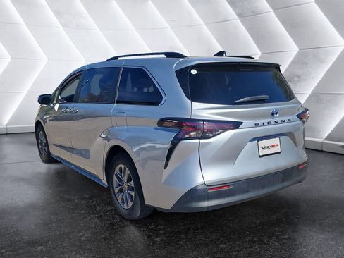 Used 2024 Toyota Sienna XLE image 6