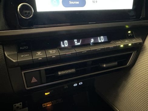 Used 2025 Toyota Camry SE w/ Convenience Package FWD image 15