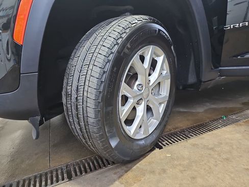 Used 2023 Jeep Grand Cherokee Limited image 31