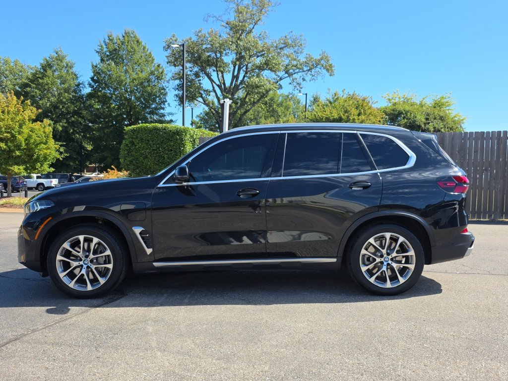 Used 2024 BMW X5 xDrive50e w/ Parking Assistance Package AWD/4WD image 2