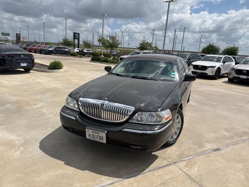 Used 2003 Lincoln Town Car Cartier L image 2