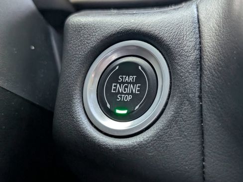 Used 2023 GMC Yukon XL SLT AWD/4WD image 32