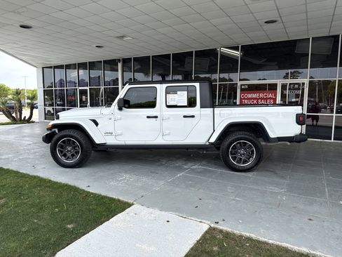 Used 2023 Jeep Gladiator Overland image 11