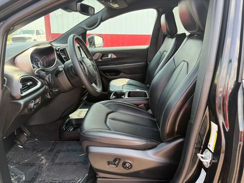 Used 2025 Chrysler Pacifica Select FWD image 22