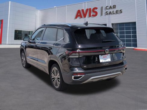 Used 2025 Volkswagen Taos SE FWD image 9