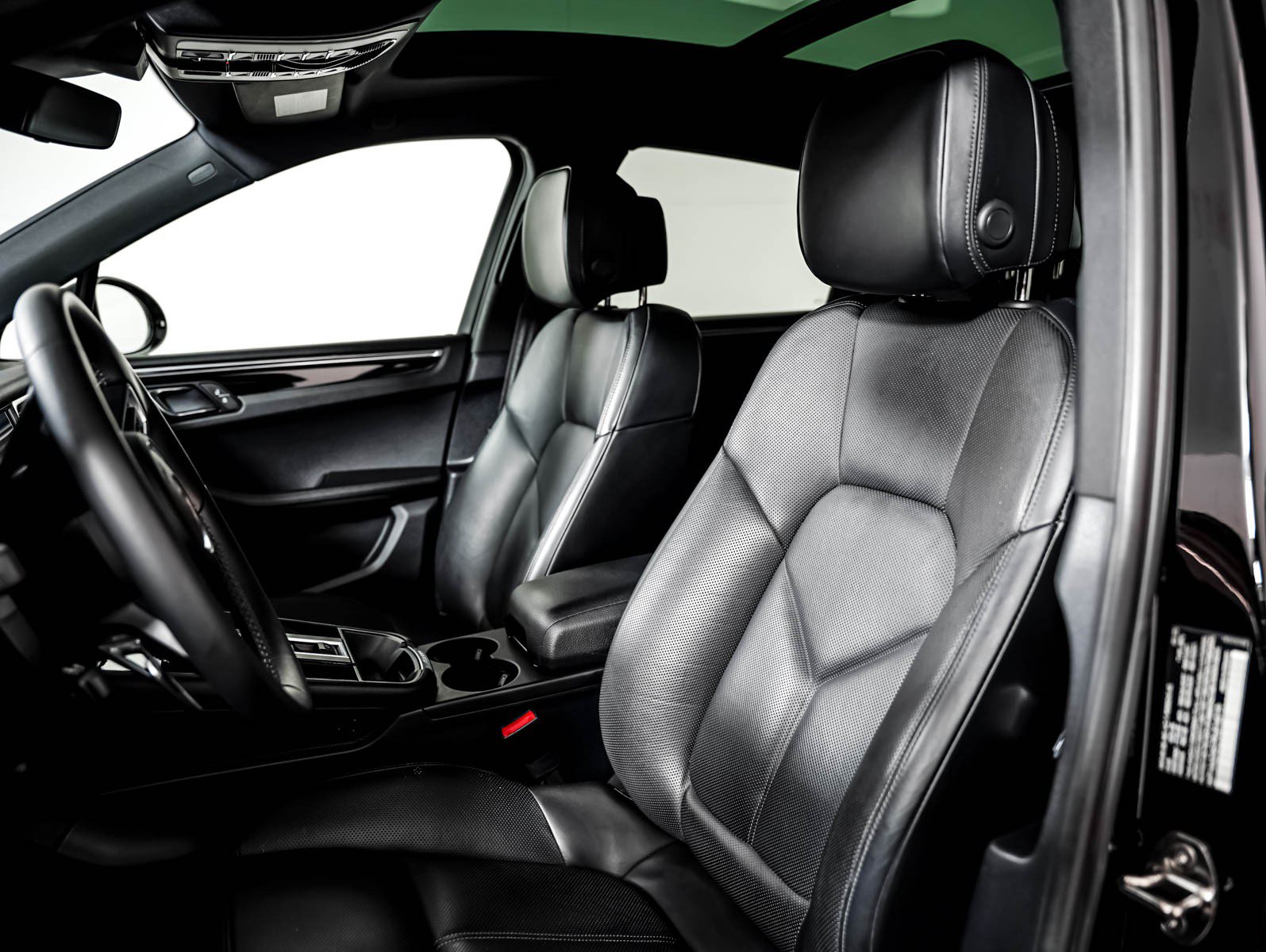 Certified 2023 Porsche Macan AWD/4WD image 5