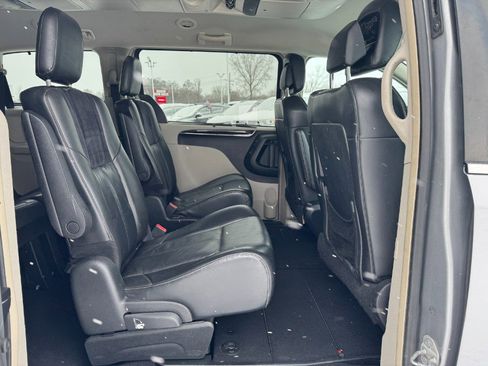 Used 2013 Chrysler Town & Country Limited image 19