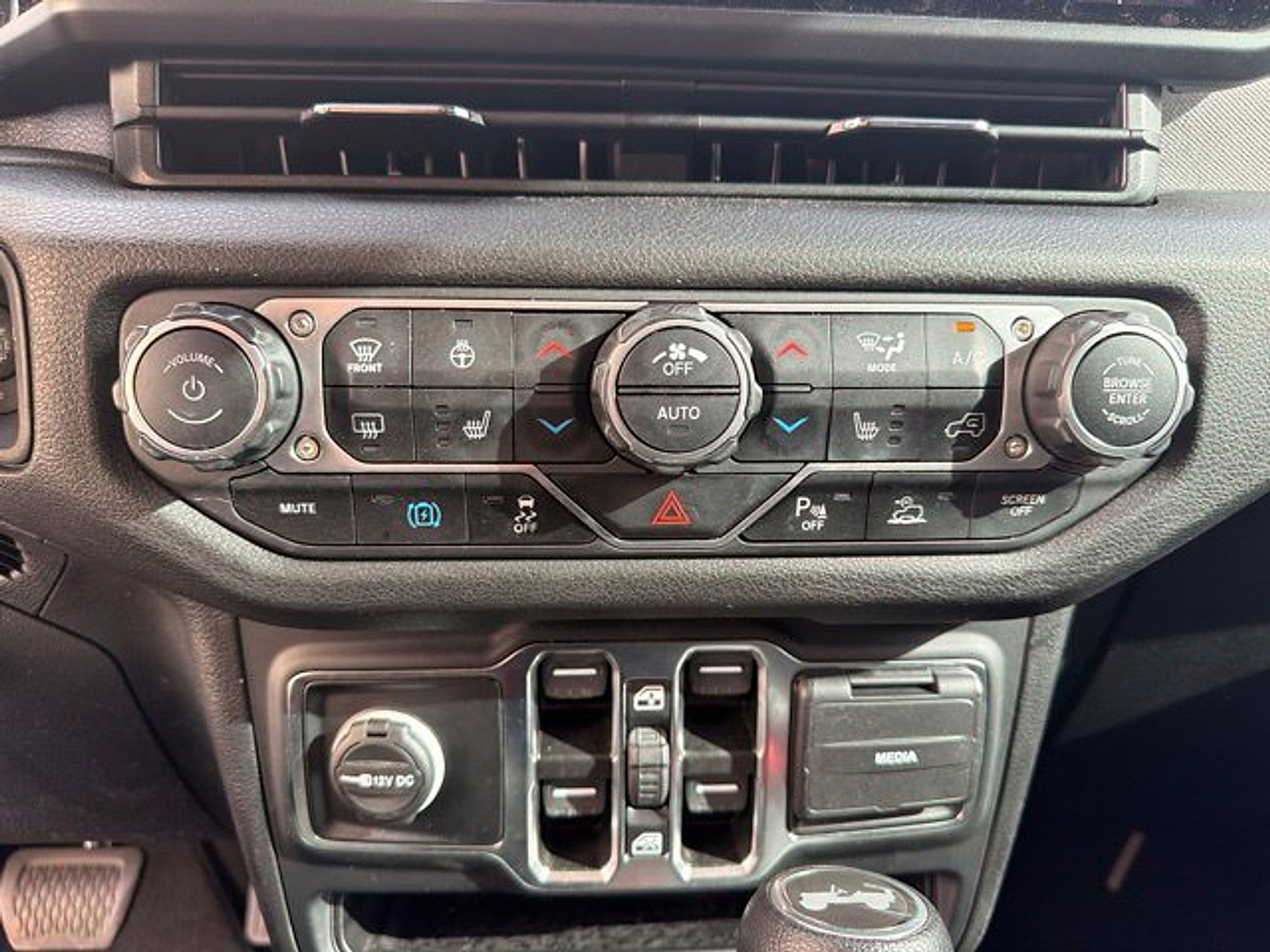 Used 2024 Jeep Wrangler Unlimited w/ Convenience Group AWD/4WD image 18