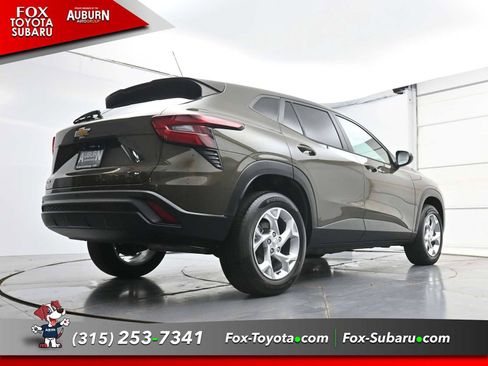 Used 2024 Chevrolet Trax LS w/ LS Convenience Package FWD image 20
