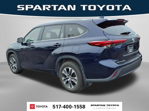 Used 2022 Toyota Highlander XLE AWD/4WD image 10