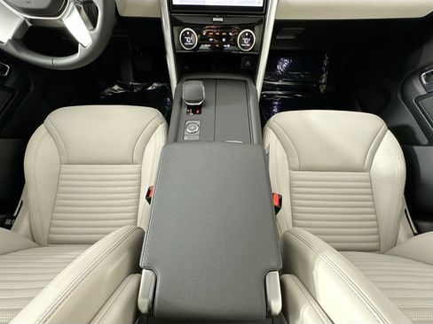 Used 2025 Land Rover Discovery S image 22