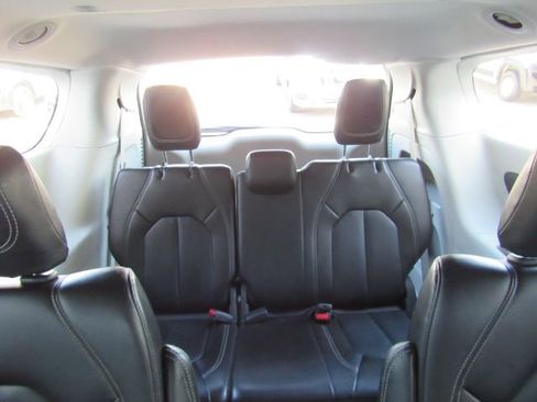 Used 2024 Chrysler Pacifica Touring-L image 37