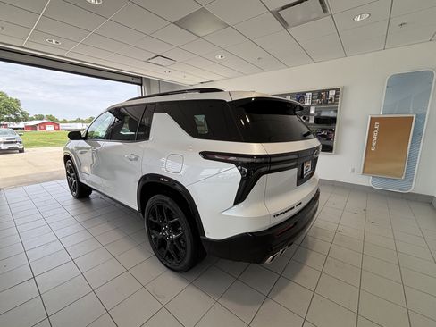Used 2024 Chevrolet Traverse RS AWD/4WD image 3