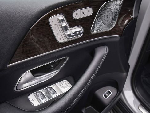 Used 2025 Mercedes-Benz GLS 450 4MATIC image 44