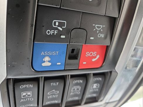Used 2022 RAM 1500 Laramie AWD/4WD image 19