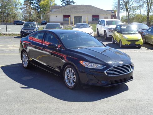 Used 2020 Ford Fusion SE FWD image 3