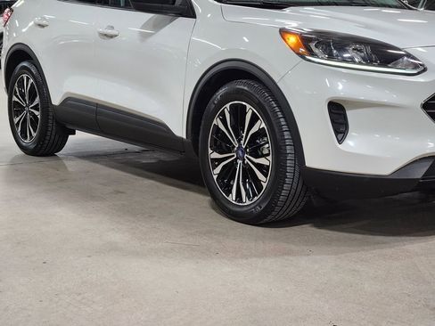 Used 2022 Ford Escape SE w/ SE Sport Appearance Package image 16